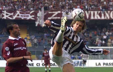 拜仁vs美因茨首发：凯恩领衔，卡尔在列，迪亚斯缺席（拜仁对阵美因茨首发名单：凯恩领衔，卡尔入选，迪亚斯缺席）