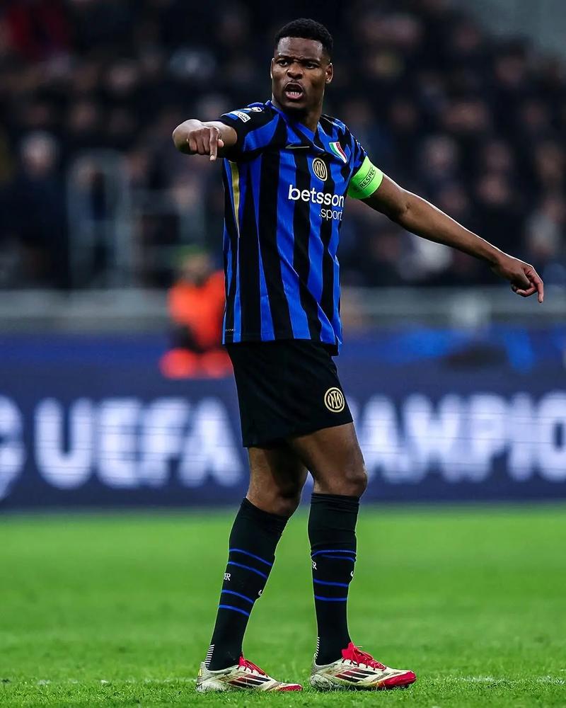 近期两连败！皇马官方晒对阵阿拉维斯海报，罗德里戈单人出镜（连败两场后，皇马官方发布战阿拉维斯海报：罗德里戈独自出镜）