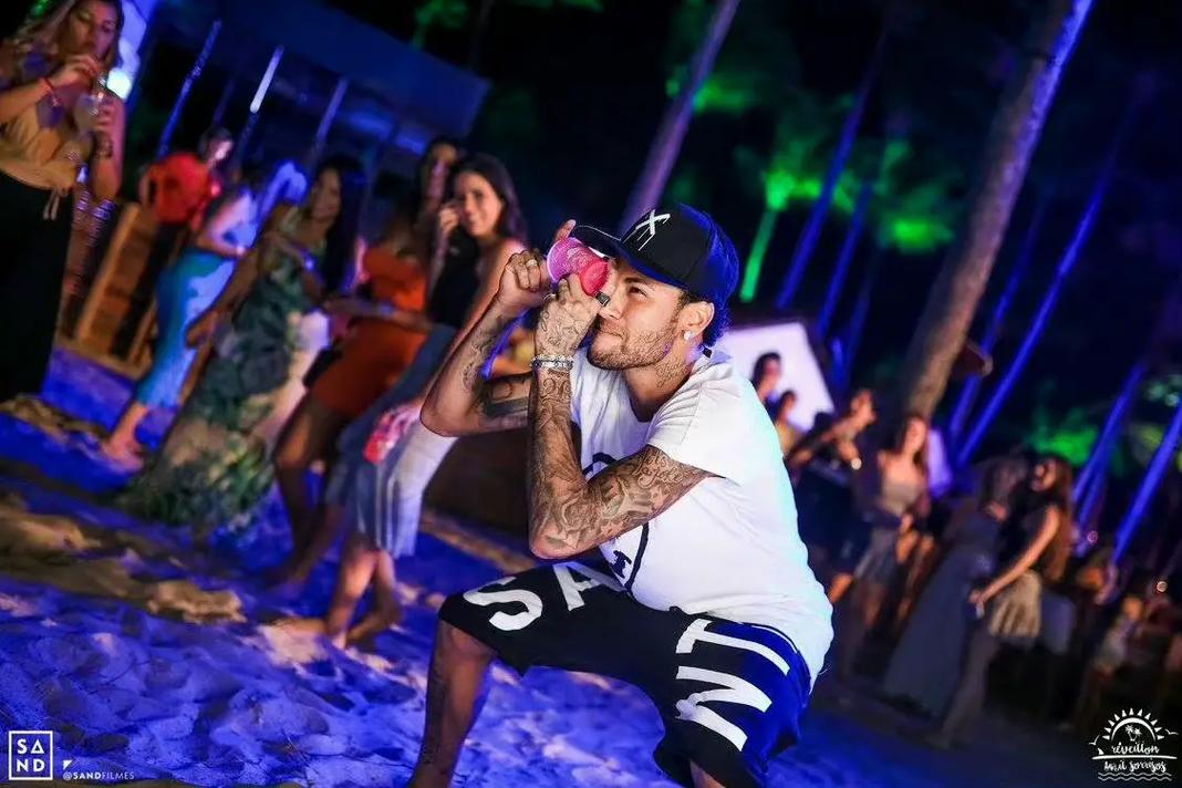 达尼洛同时斩获两座欧冠&解放者杯冠军，为历史首人