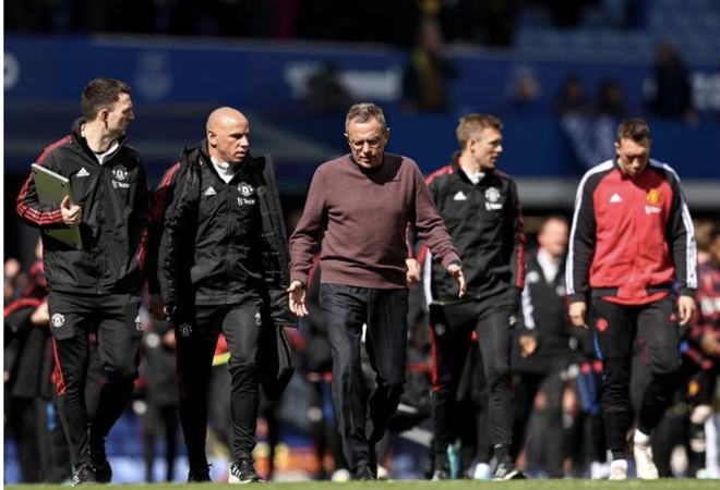 右脚踝囊受伤的基米希随德国队抵达卢森堡，走路仍有不便