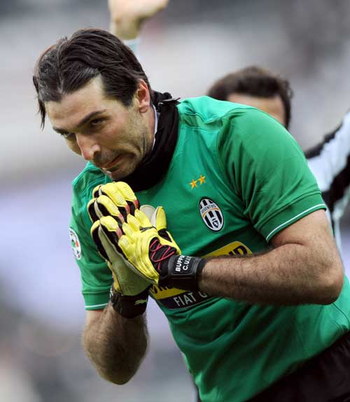 海港举办赛季总结会，王燊超乘直升机带冠军奖杯入场