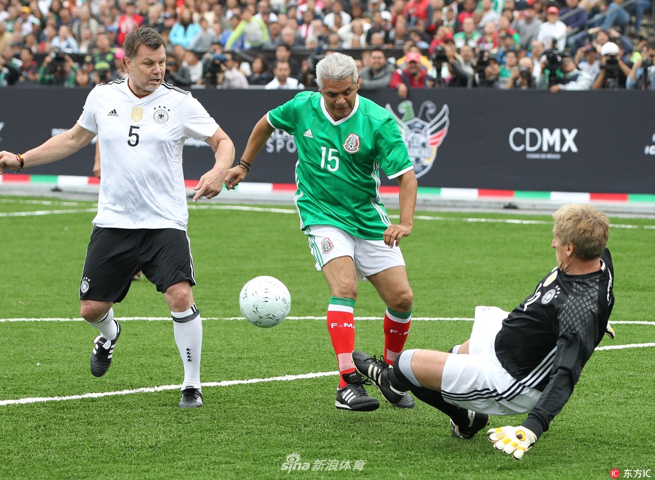 足球英超豪门逆转取胜，主帅赛后握拳怒吼